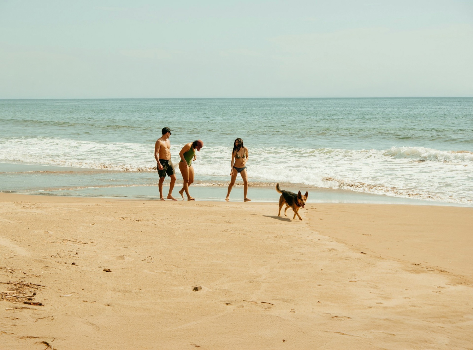 Familia caminando por la playa de Zicatela
